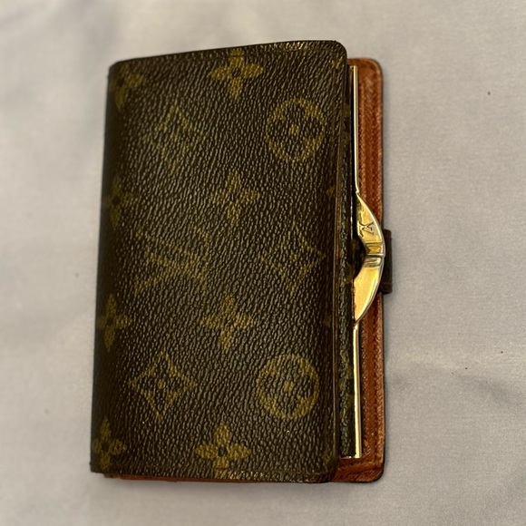 ✨Louis Vuitton KISS LOCK Wallet in great condition except 2 small call-outs✨ - Picture 14 of 17
